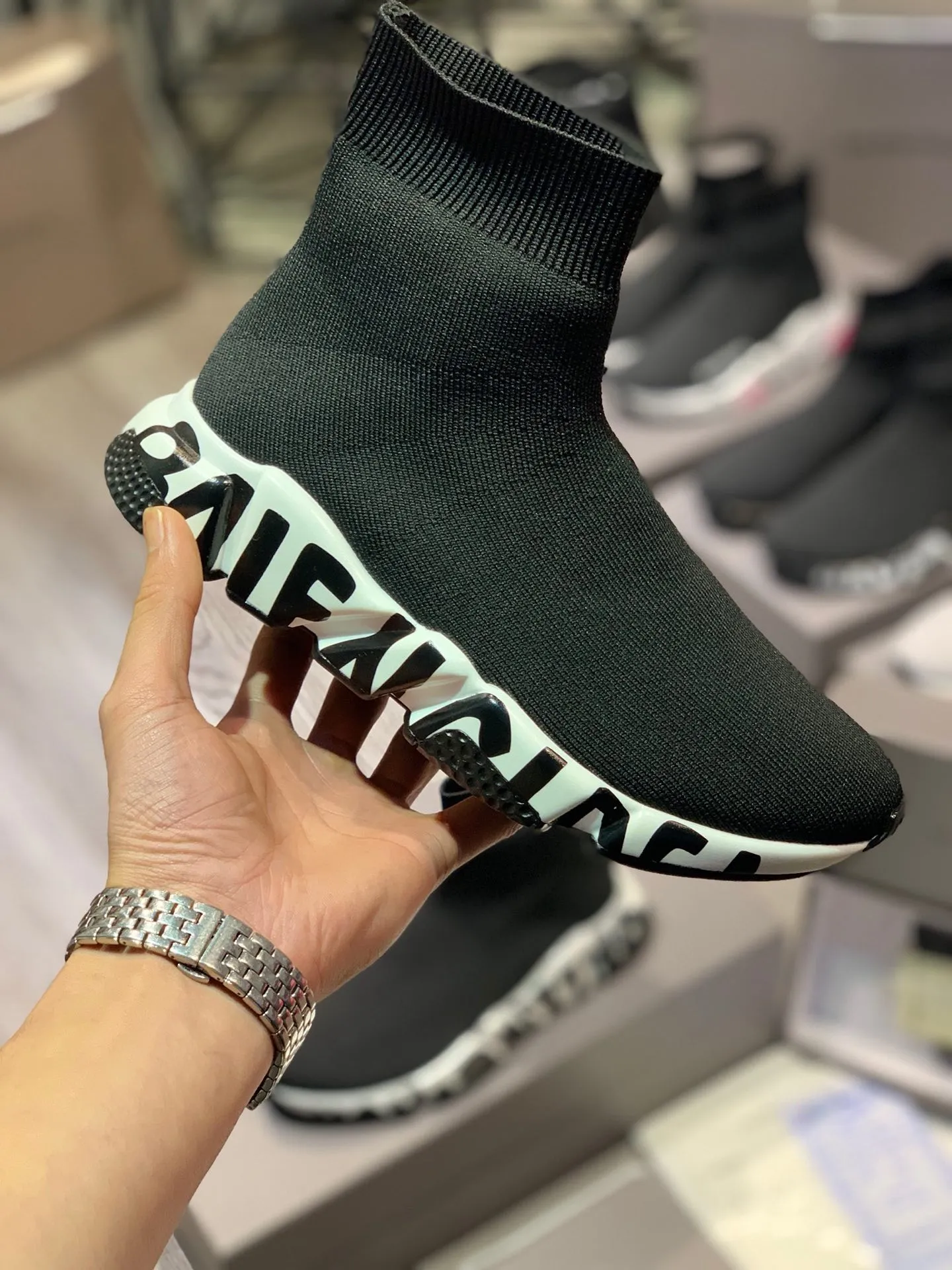 👟👟Ex-factory price 420👟👟 [Ready stock top version vacuum outsole] Balenciaga 👣Size: 35 36 37 38 39 40 41 42 43 44 45 [Socks in original packaging delivered] 🔥Balenciaga's "Speed" High-top sock-style sneakers are instantly recognizable and have ever-lasting popularity. This item is made in Italy from stretch knitted fabric. The rubber sole has excellent elasticity. Only half of the brand name printed on it is visible. Compared with the previous exaggerated and eye-catching style, it has a sense of "half-covering the face as if holding a pipa", and the brand's ingenuity in innovating the logo printing trend can also be seen.